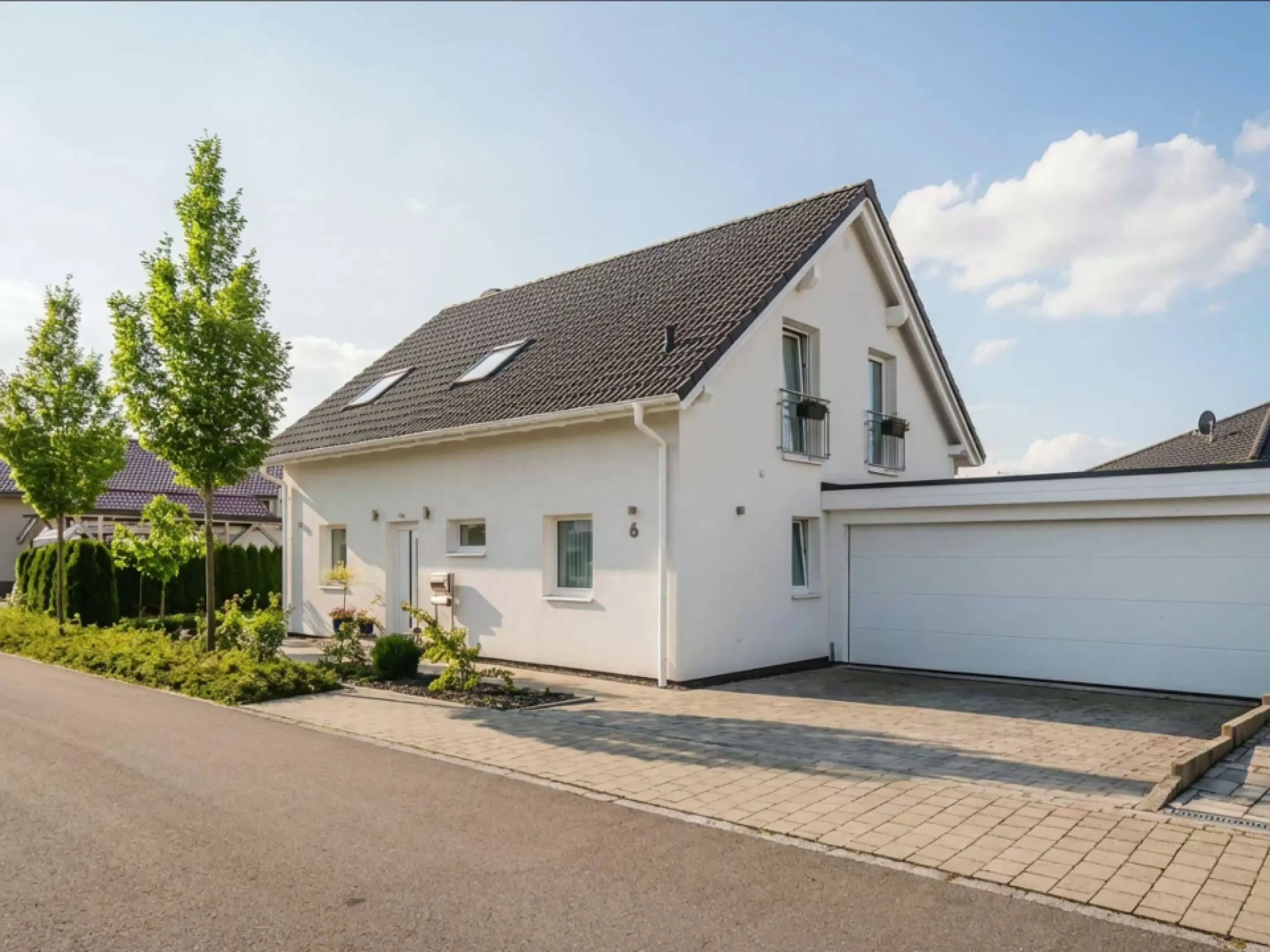 Aussenansicht eines Wohnhauses im Abendlicht