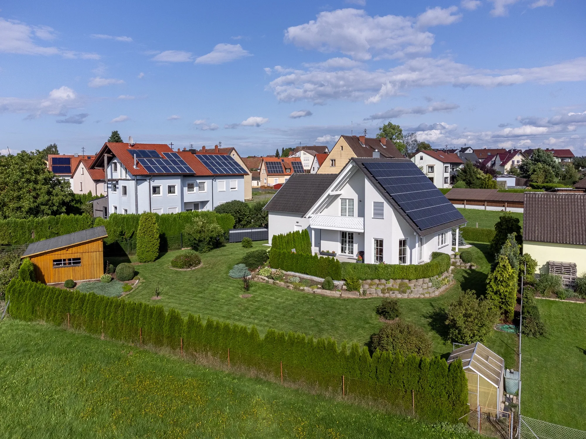 Luftaufnahme mit Blick auf Grundstück und Nachbarschaft