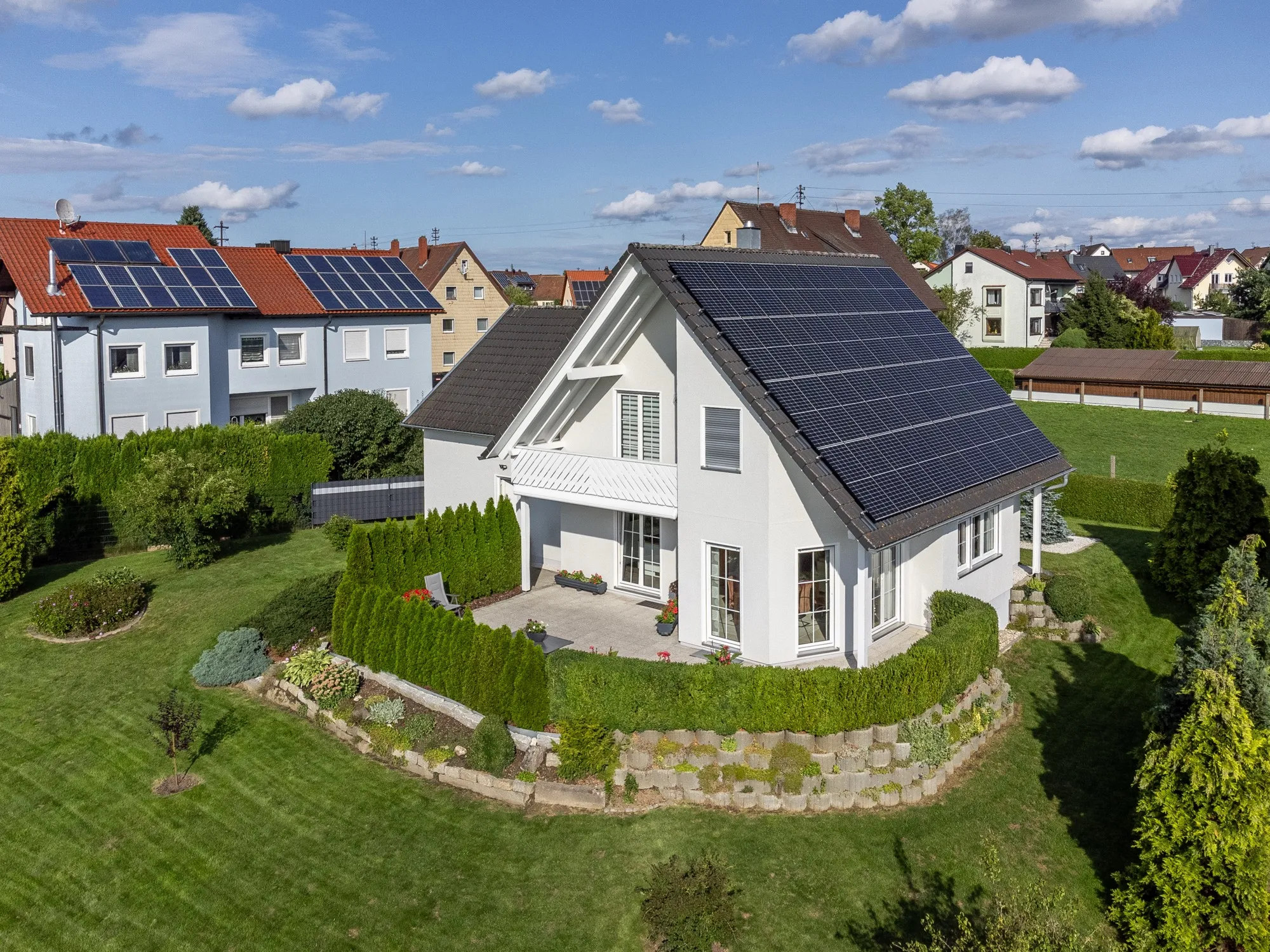 Luftaufnahme eines Einfamilienhauses mit Garten