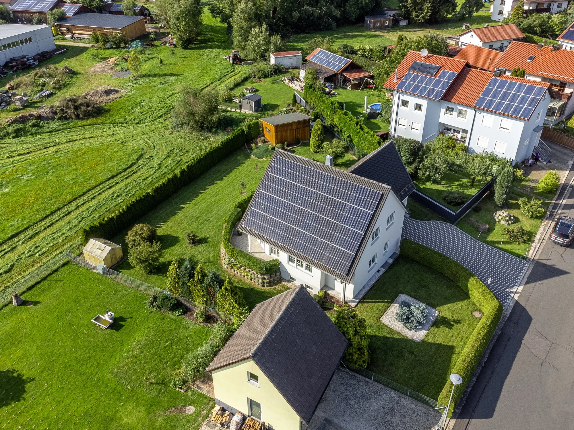 Luftaufnahme der Rückseite mit Gartenzuschnitt