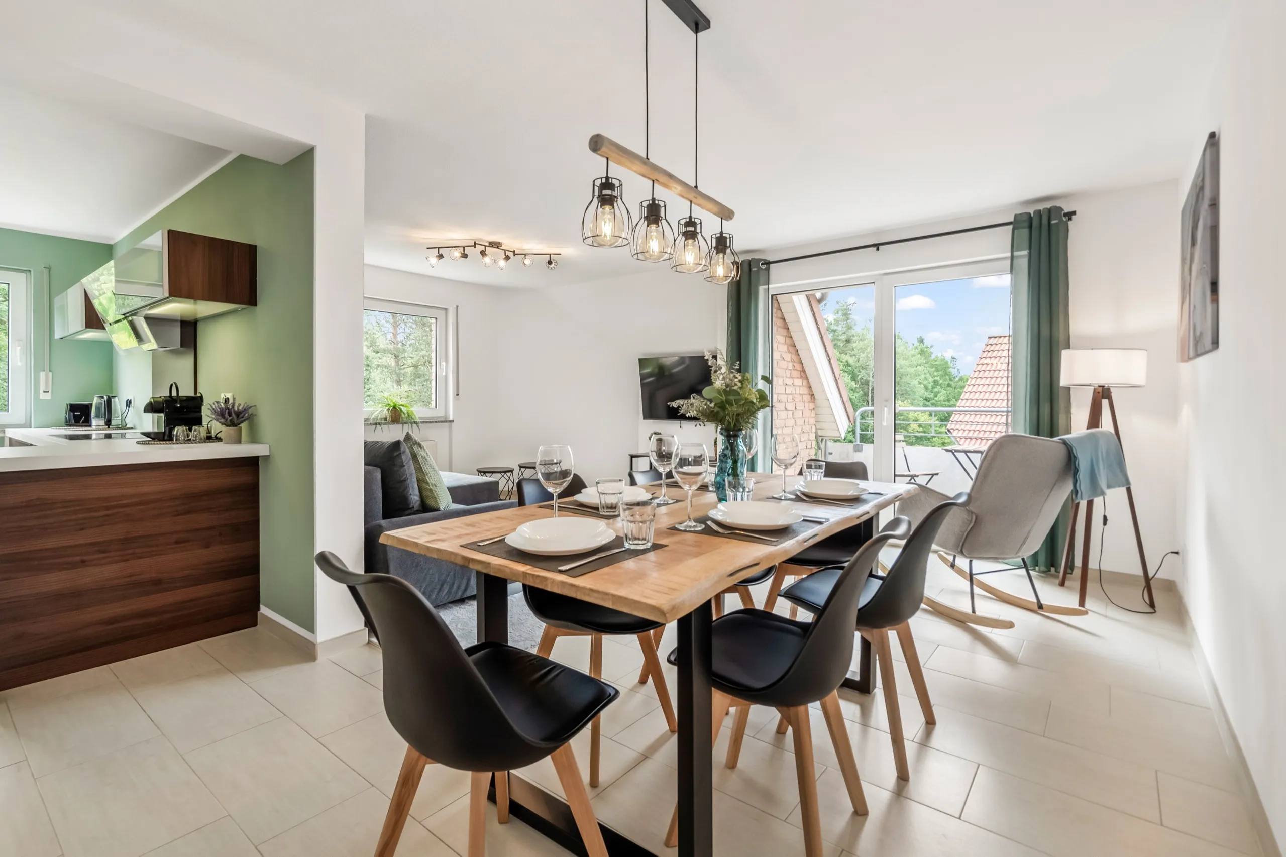 Wohnküche einer Ferienwohnung mit gedecktem Tisch