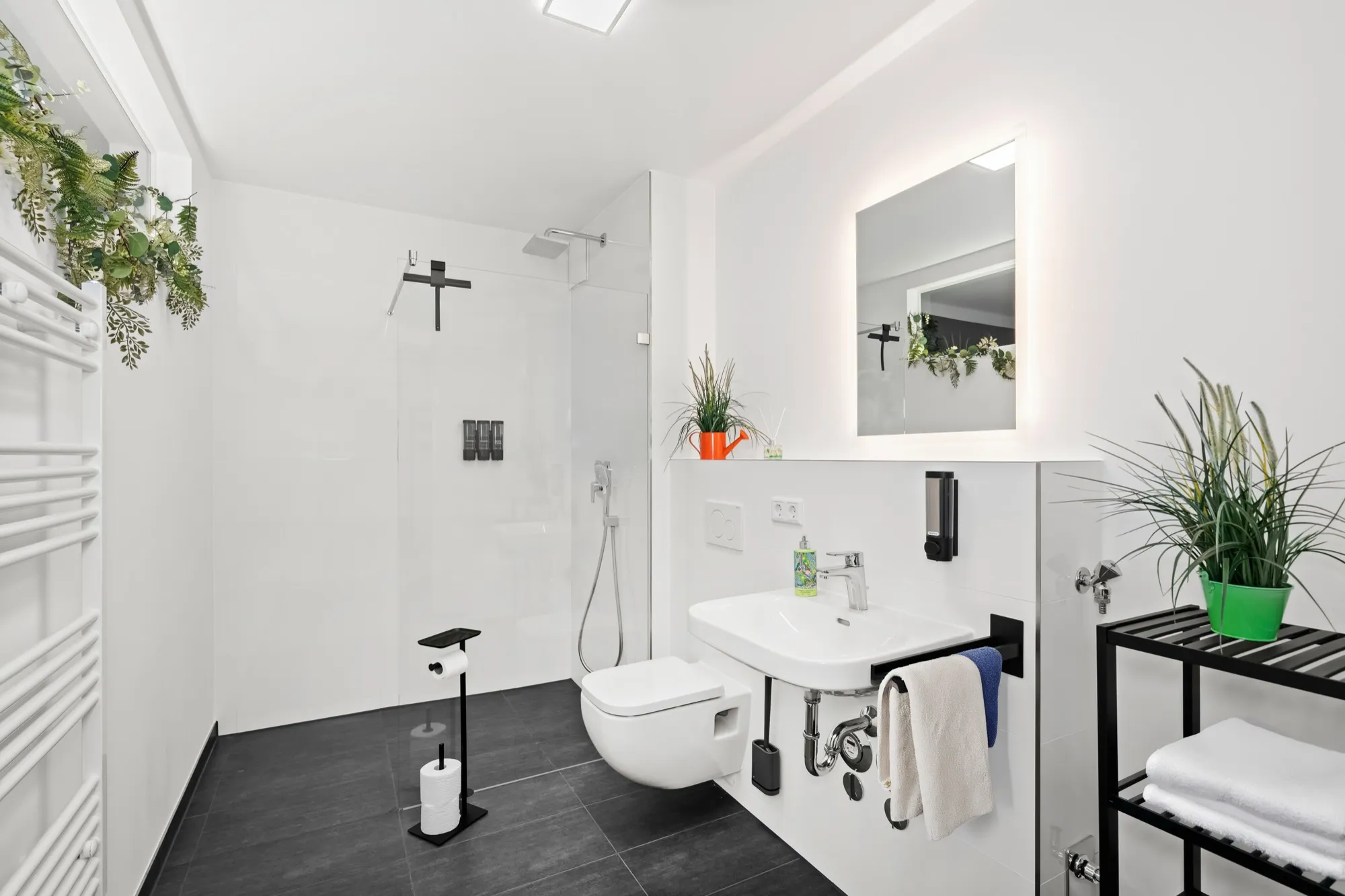 Badezimmer mit bodengleicher Dusche