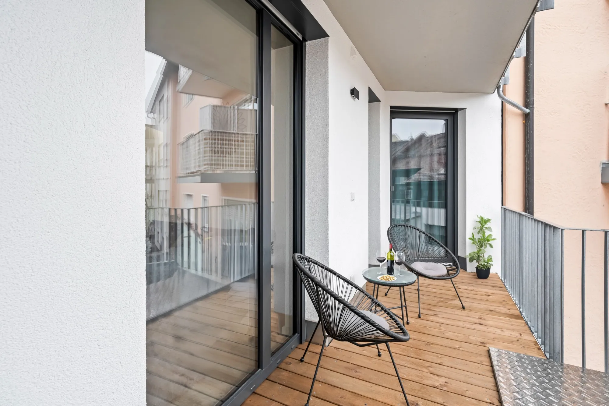 Balkon mit Sitzgelegenheit und Holzdielen