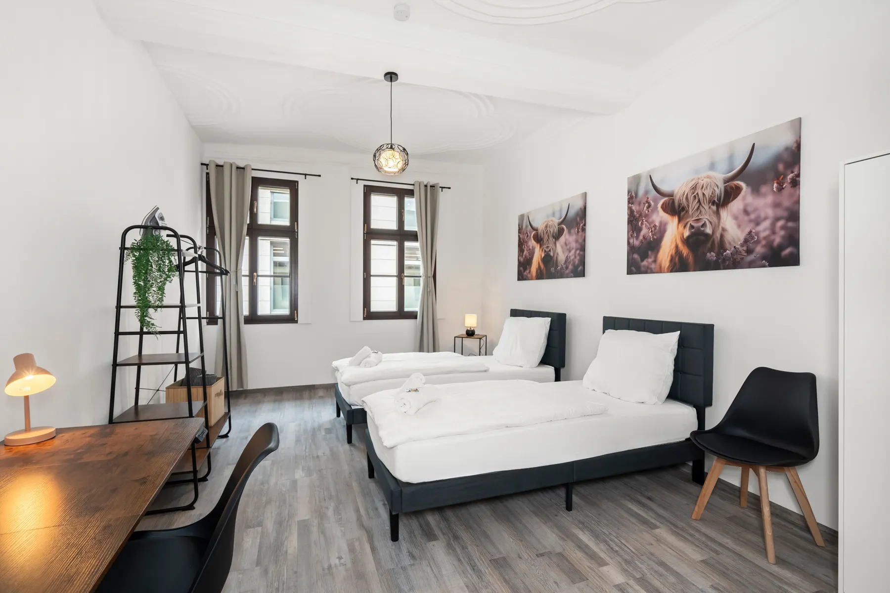 Schlafzimmer mit zwei Betten in einem Altbau