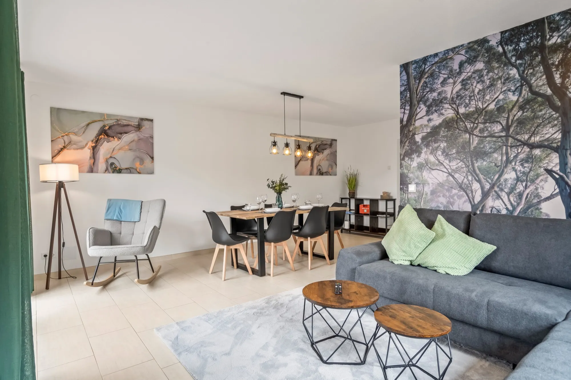 Wohnbereich mit Sofa und Esstisch