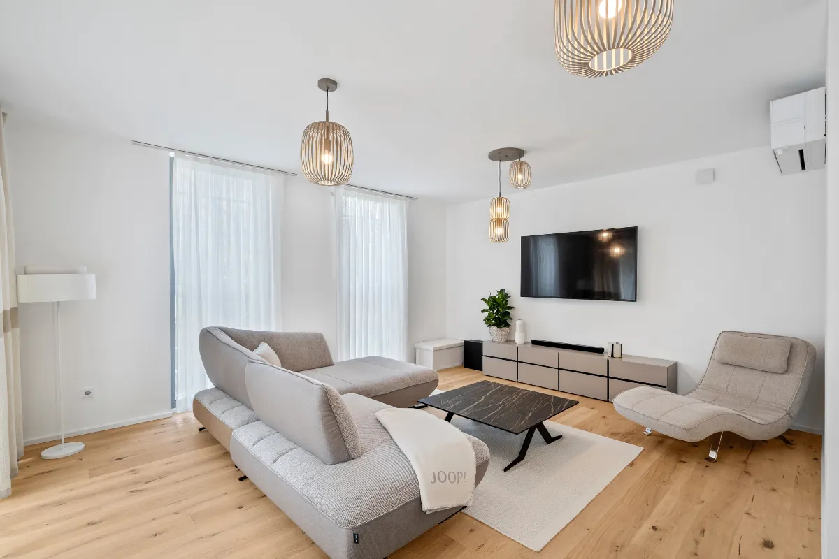 Heller Wohnbereich mit Sofa